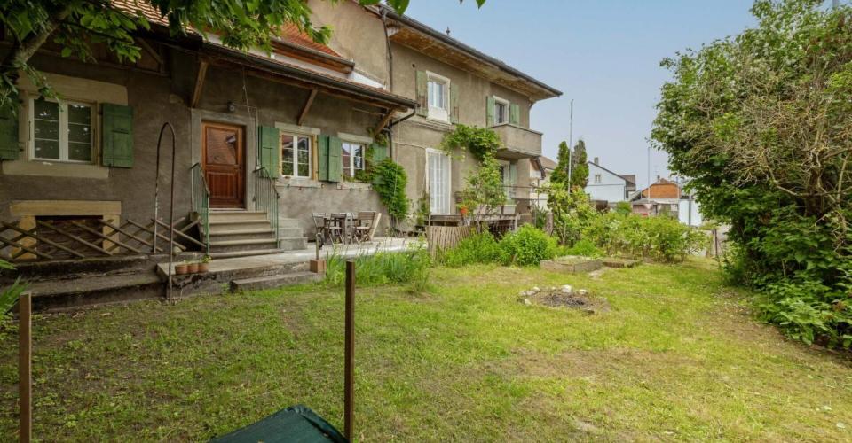 Corps de ferme de 820 m² comprenant 3 appartements et 2 granges partiellement rénovées, à 8 km d'Avenches et à 25 km de Neuchâtel et Fribourg. copie