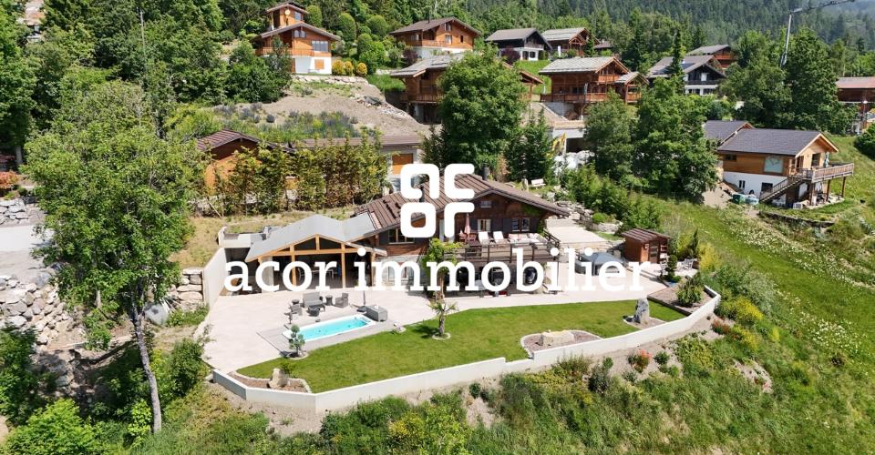 Chalet de charme avec vue panoramique et vaste espace extérieur!