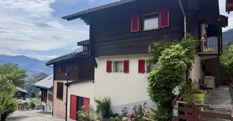 RARE! Maison de 4.5 pièces avec cachet, vue et jardin au centre d'Icogne, village paisible entre Sion et Crans-Montana