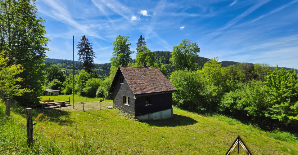 Chalet de 2.5 pièces en pleine nature aux Brenets en vente chez Apache Immobilier