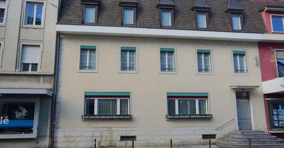 ARI-248 Pour investisseurs - Immeuble d'habitation - Surface totale de plancher 1'179 m2 - Volume du bâti de 3'227 m3 - Combles aménageables - Delémont, zone centre