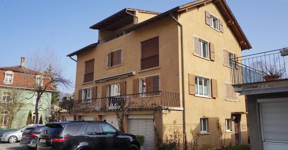 ARI-253 - Immeuble de 3 appartements, 3 garages et 2 places de parking à proximité de la gare CFF