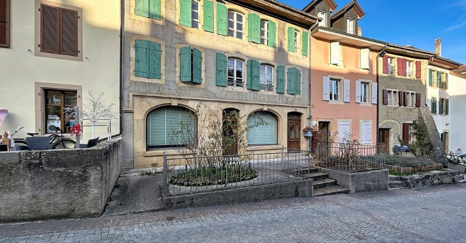 Maison de 3 niveaux plus combles avec de très beaux jardins.