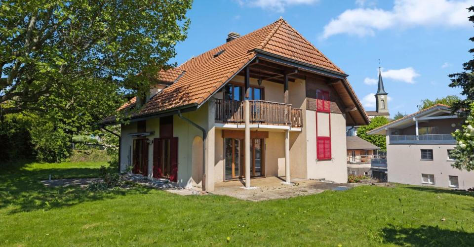 Villa de 2 appartements sur une parcelle 1'144 m² à Massonnens