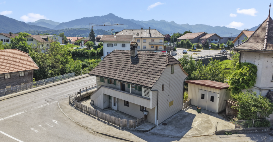 Maison villageoise à rénover avec jardin et dépendances, à Riaz