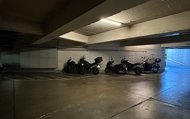 Place à motos extérieure - image - 2