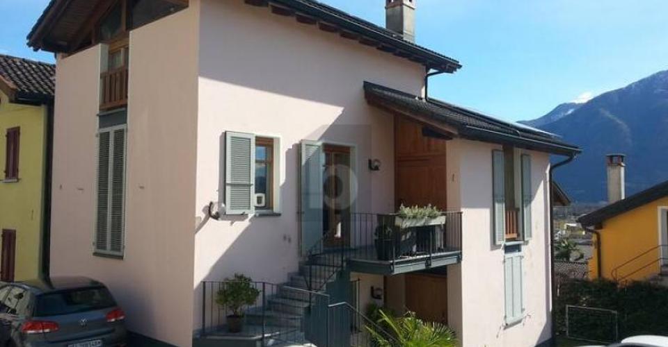 TRANQUILLA, IN POSIZIONE SOLEGGIATA