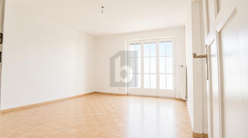 ZENTRALE LAGE, HELLE ZIMMER UND BALKON