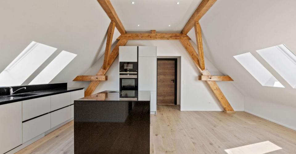 Courtelary, bel appartement en attique de 4.5 pces avec ascenseur