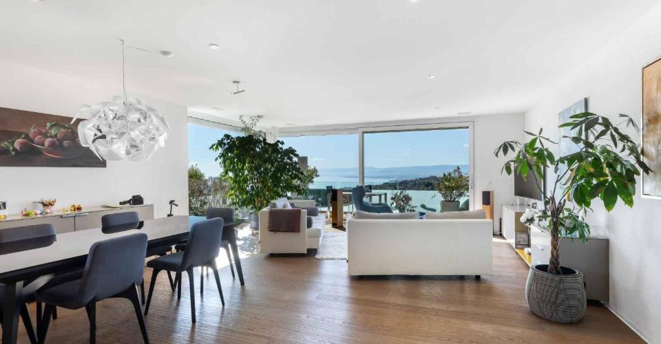 Au coeur du village, superbe duplex avec belle vue sur le lac