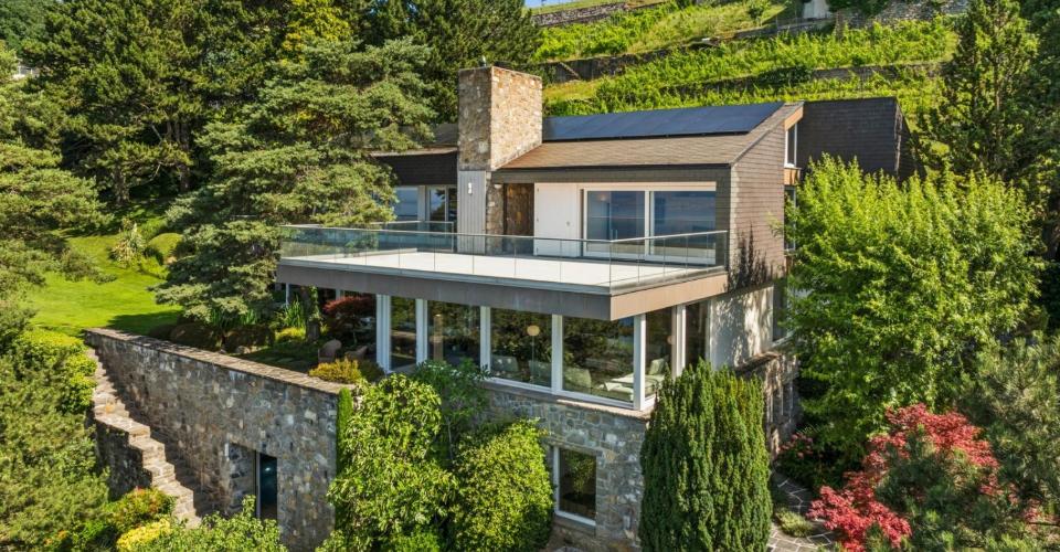 Une oeuvre architecturale suspendue entre ciel et lac