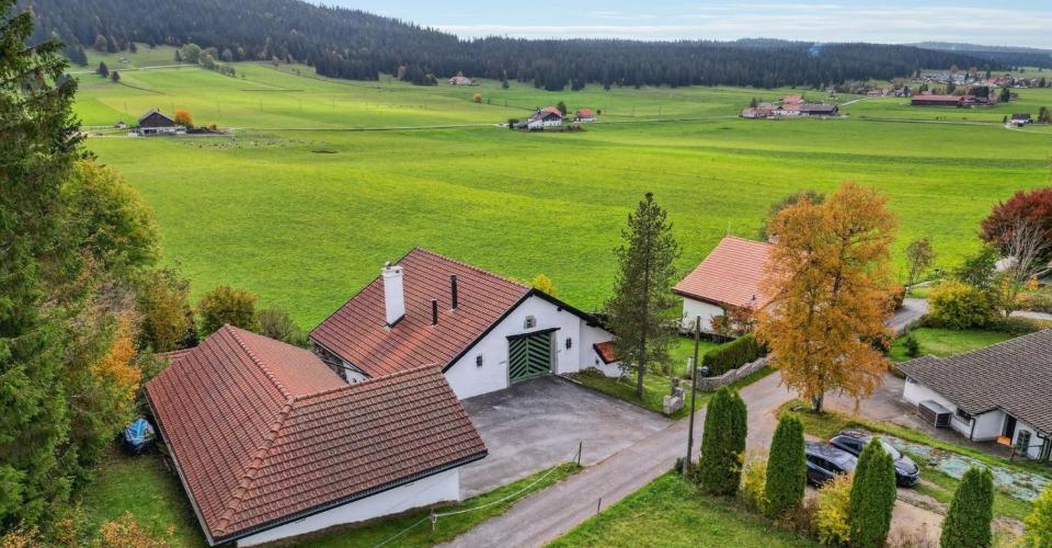 Ferme authentique Neuchâteloise en bordure de champs