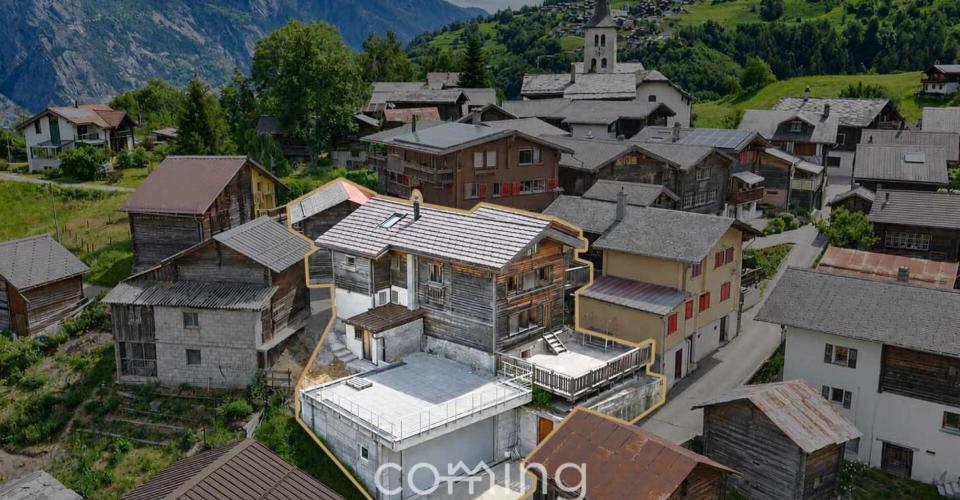 Alpines Zweifamilienhaus mit Panoramablick, Terrassen, Stall und Doppelgarage - Unterems
