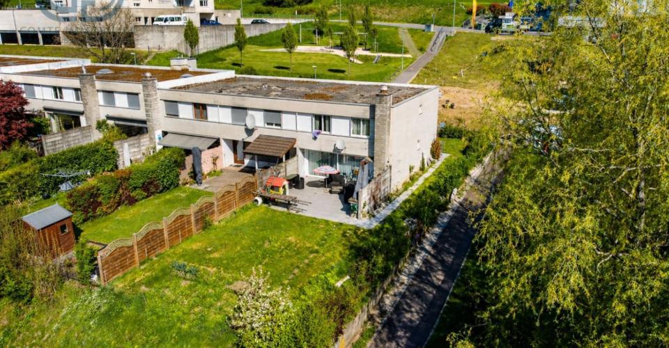 Maison mitoyenne d'un côté proche de l'école