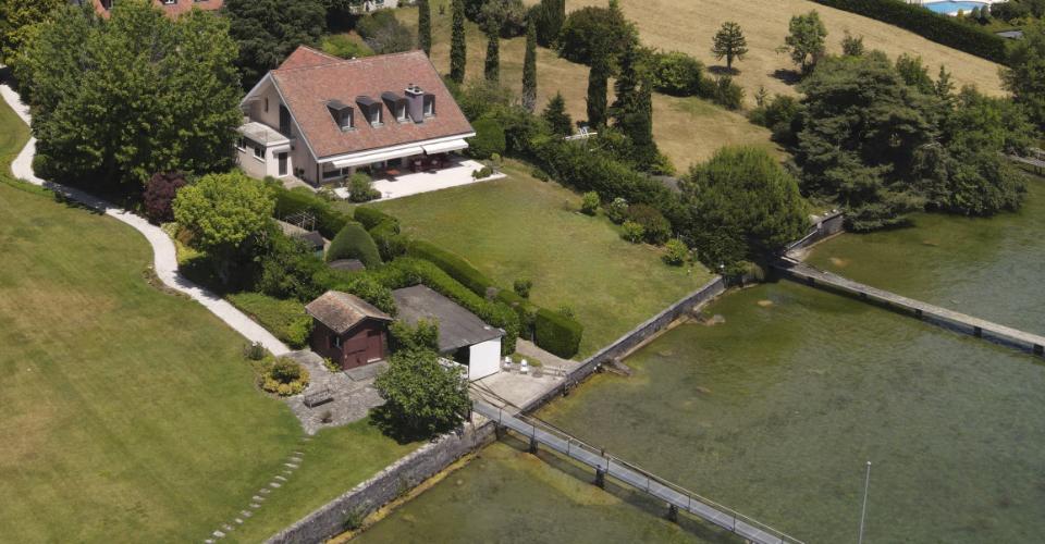 SAINT-PREX - DEUX VILLAS AU BORD DU LÉMAN, AVEC ACCÈS PRIVATIF AU LAC