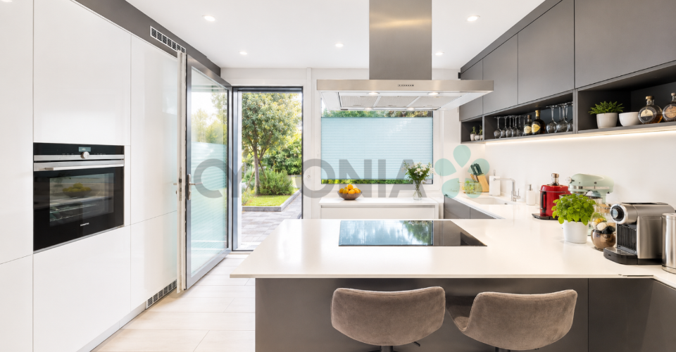 Belle maison mitoyenne d'une surface de 135 m² répartie sur trois étages, en zone résidentielle d'Aire.