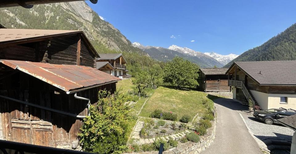 Appartement et terrain à vendre dans le village de Vollèges