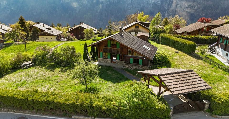 Chalet au coeur des Marécottes, à proximité immédiate de la station avec grand terrain
