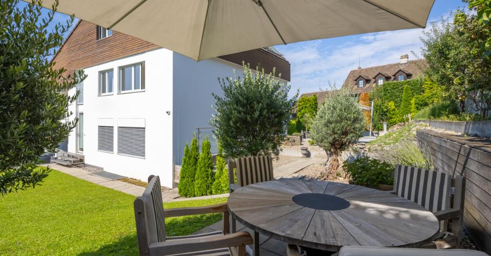 Charmant appartement de 3,5 pièces avec jardin idyllique à Herrliberg