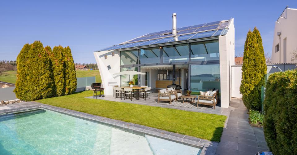 Gutenswil : Maison élégante conçue par un architecte, avec piscine et vue panoramique.