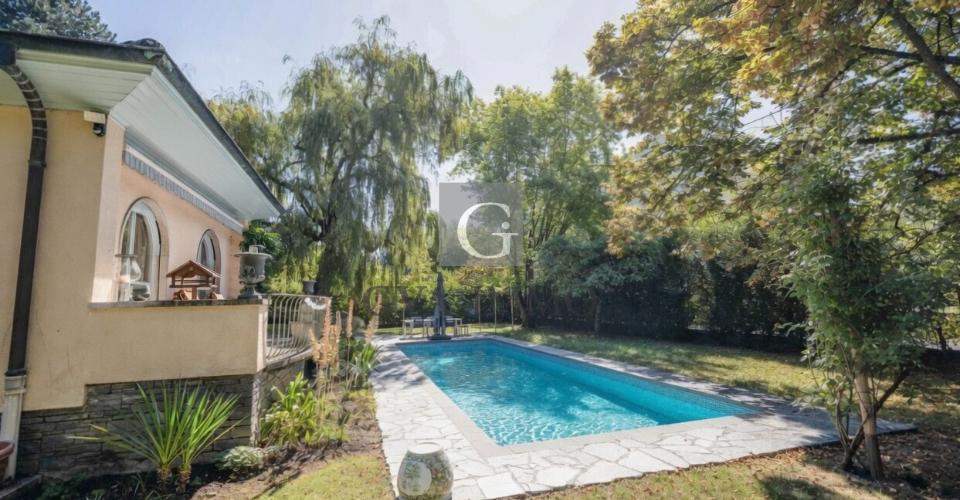 Villa de charme avec jardin paysager et piscine à Chêne-Bougeries