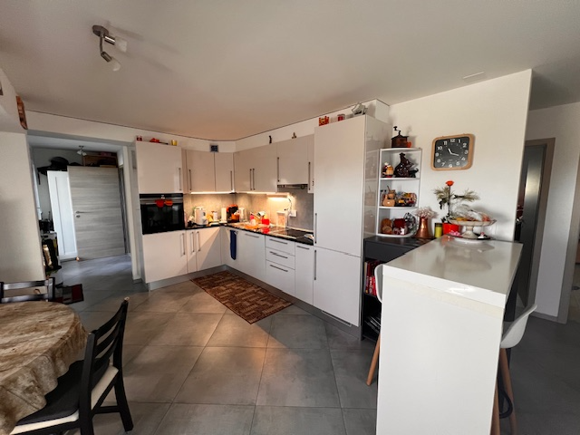 Appartement quasi neuf en attique avec terrasse à Villars-le-Terroir