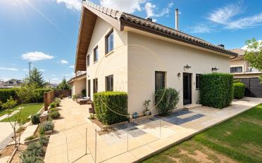 Single house 12 rooms - image - 3