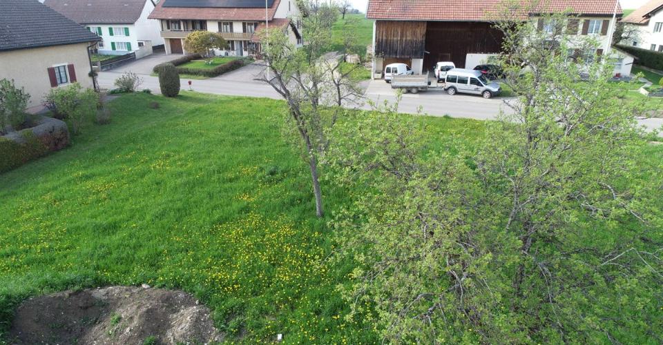 Joli terrain à vendre proche du centre du village