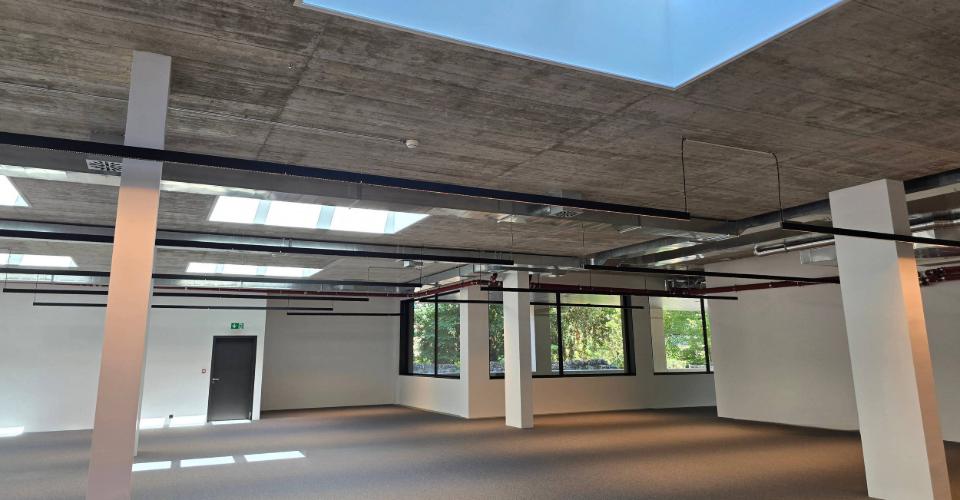 3 luxueux bureaux neuf et 3 dépôts à vendre