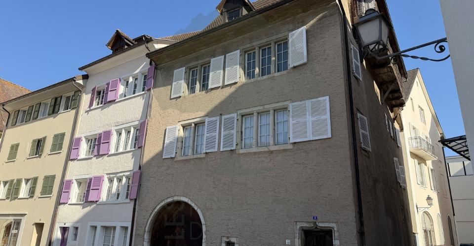 Charmante maison ancienne réhabilitée – Beaux volumes et garage