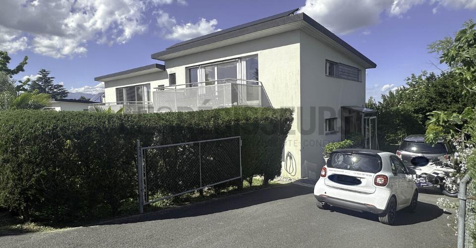 Élégante villa jumelle contemporaine avec studio indépendant