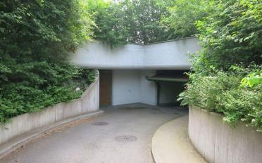 Place à motos couverte - image - 2
