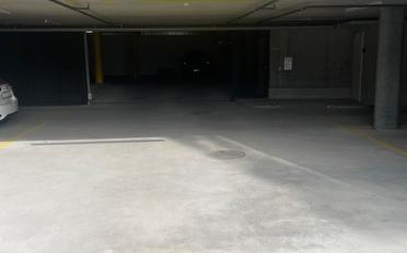 Place à motos couverte - image - 1
