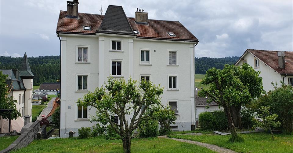 Grand appartement situé dans un petit immeuble résidentiel.
