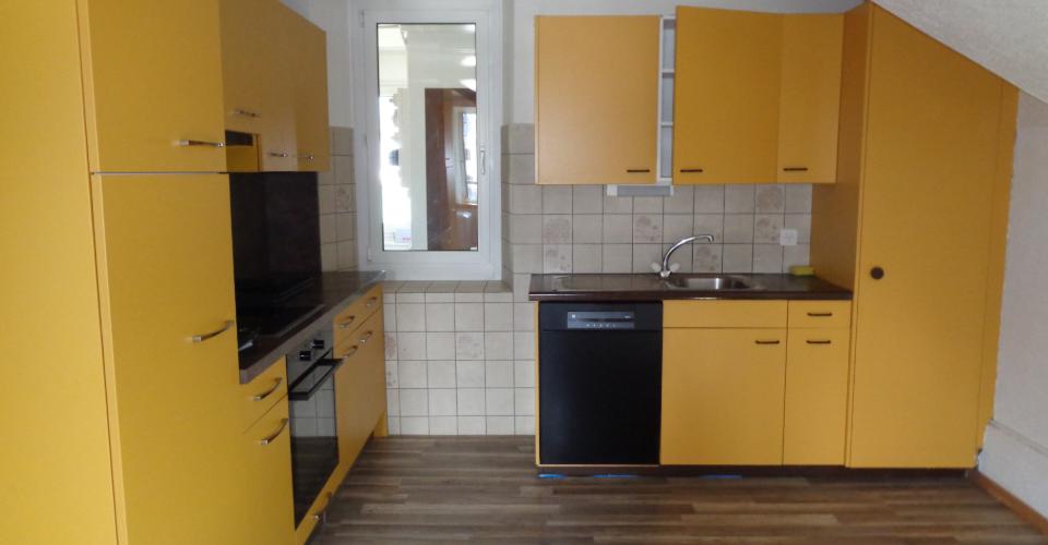 Appartement situé dans un immeuble proche du centre-ville.