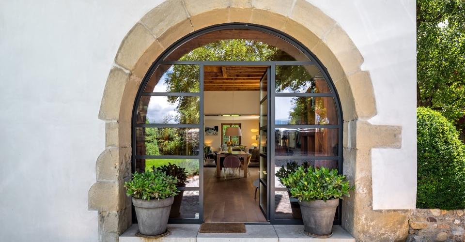 Modernité et luxe pour cette ferme entièrement rénovée.