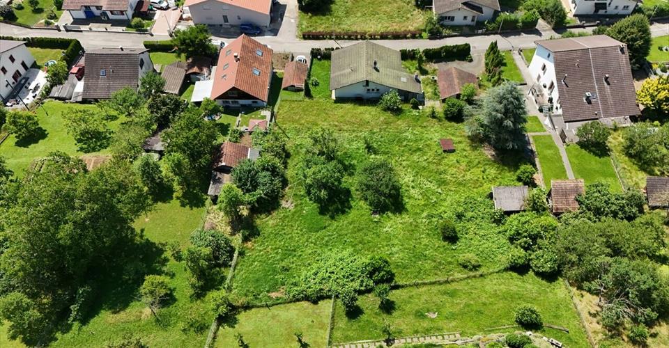 Terrain de 1'560 m2 à vendre dans le village de Fontenais