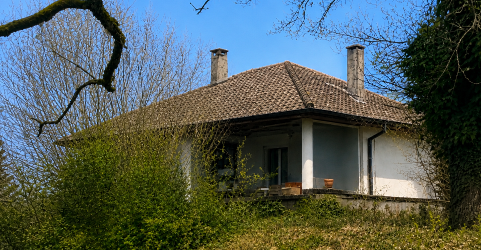 Villa mitoyenne à rénover avec grand jardin