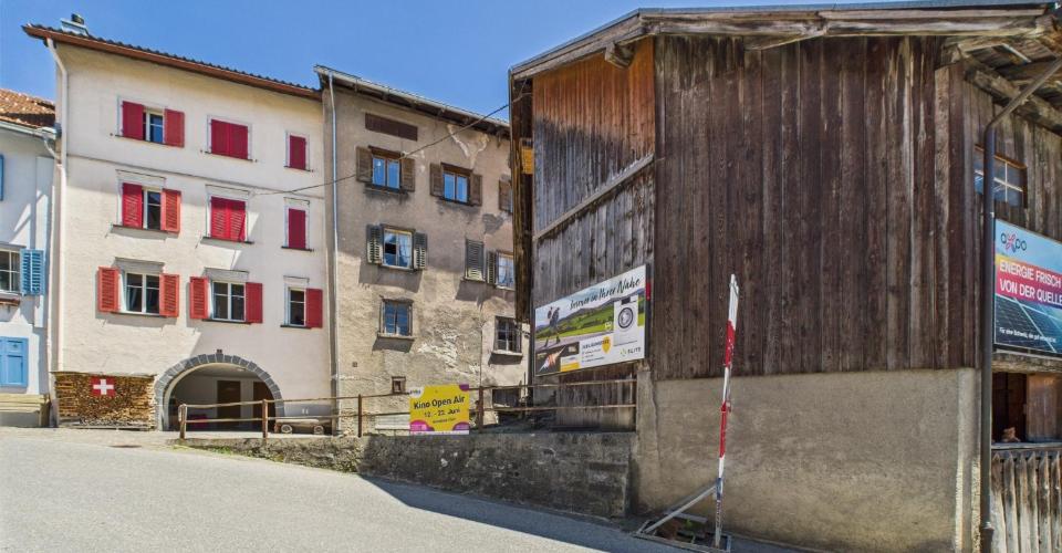 Deux charmantes maisons avec écuries à Tamins GR, idéales pour les familles, les créatifs et les amoureux de la nature.