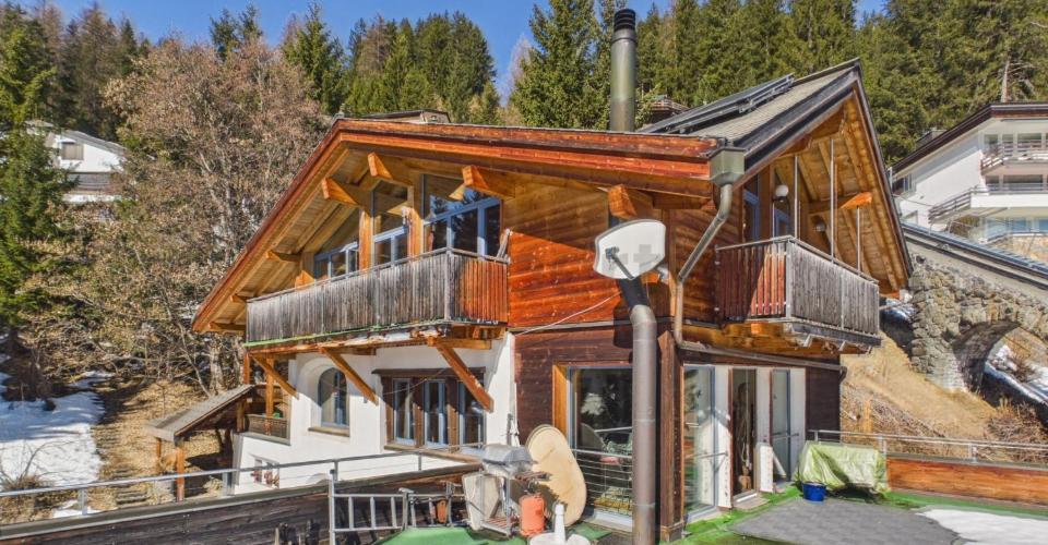 RESERVÉ - Charmant appartement ancien de 3.5 pièces avec vue imprenable sur les montagnes autour de Davos