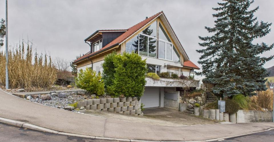 Maison individuelle spacieuse avec un concept d'utilisation polyvalent à Weiach