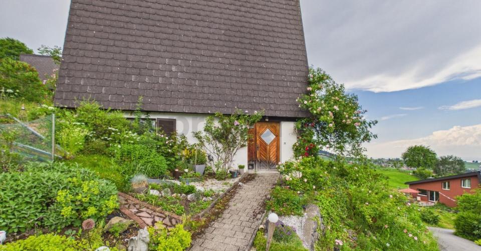 Idyllisches Einfamilienhaus mit sonnigem Garten und Pool in Trogen AR