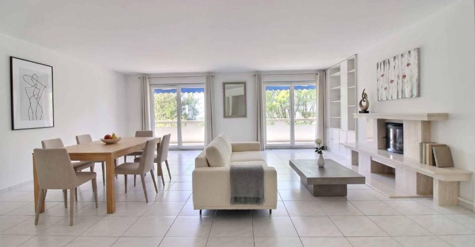 Spacieux logement traversant avec grand balcon