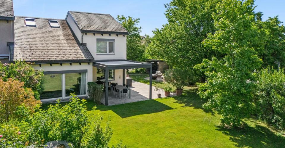 Sonniges Familien-Bijou mit traumhaft grossem Garten und viel Priva...