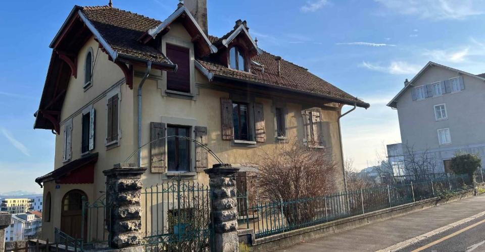 Immeuble locatif mitoyen à deux pas du centre-ville avec places de parc