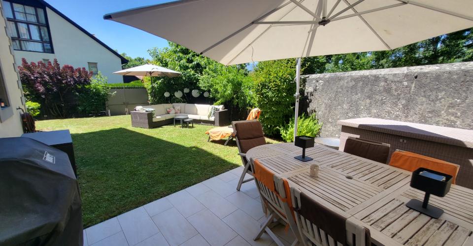 DUPLEX EN REZ-DE-JARDIN DE 7 PIECES
