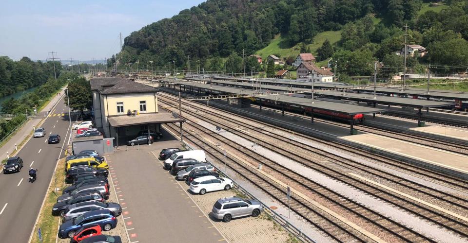 Parkplatz direkt am Bahnhof Ziegelbrücke