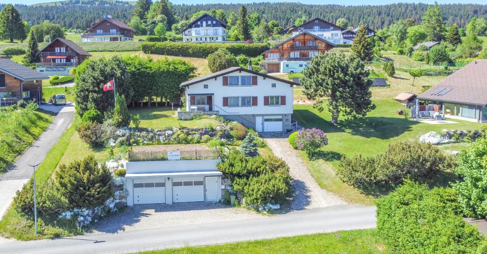 Chalet de 4.5 pièces avec tunnel d'accès menant aux 3 garages