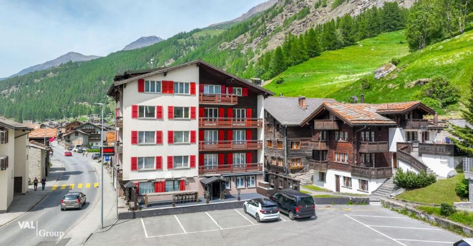 Opportunité d'investissement au cœur de la vallée de Saas - hôtel ou résidences secondaires agréées à Saas-Grund