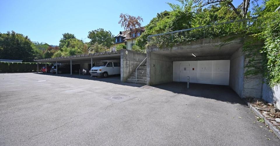 <span lang="fr">Places de stationnement pour motos à louer au centre de Schliern</span>
